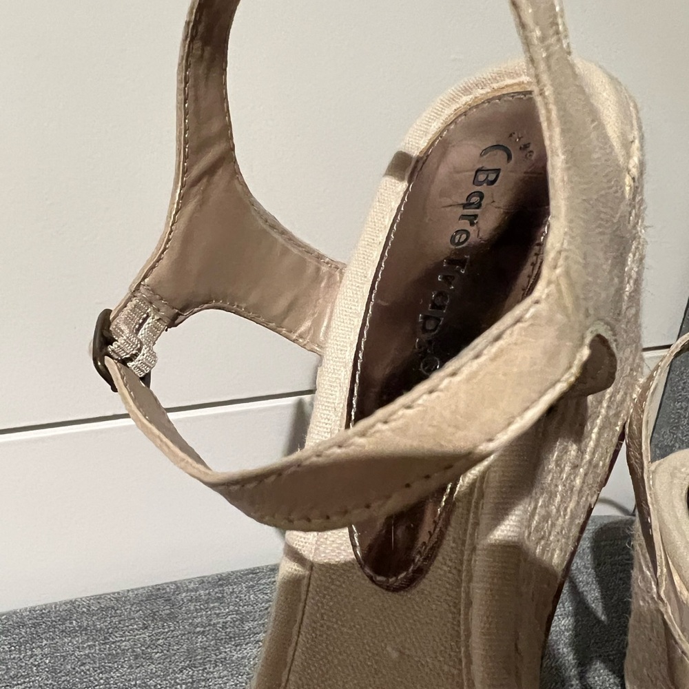 Bare Traps “Tease” Wedge Sandal with beautiful Leather Flower detail size 9M - Picture 3 of 6